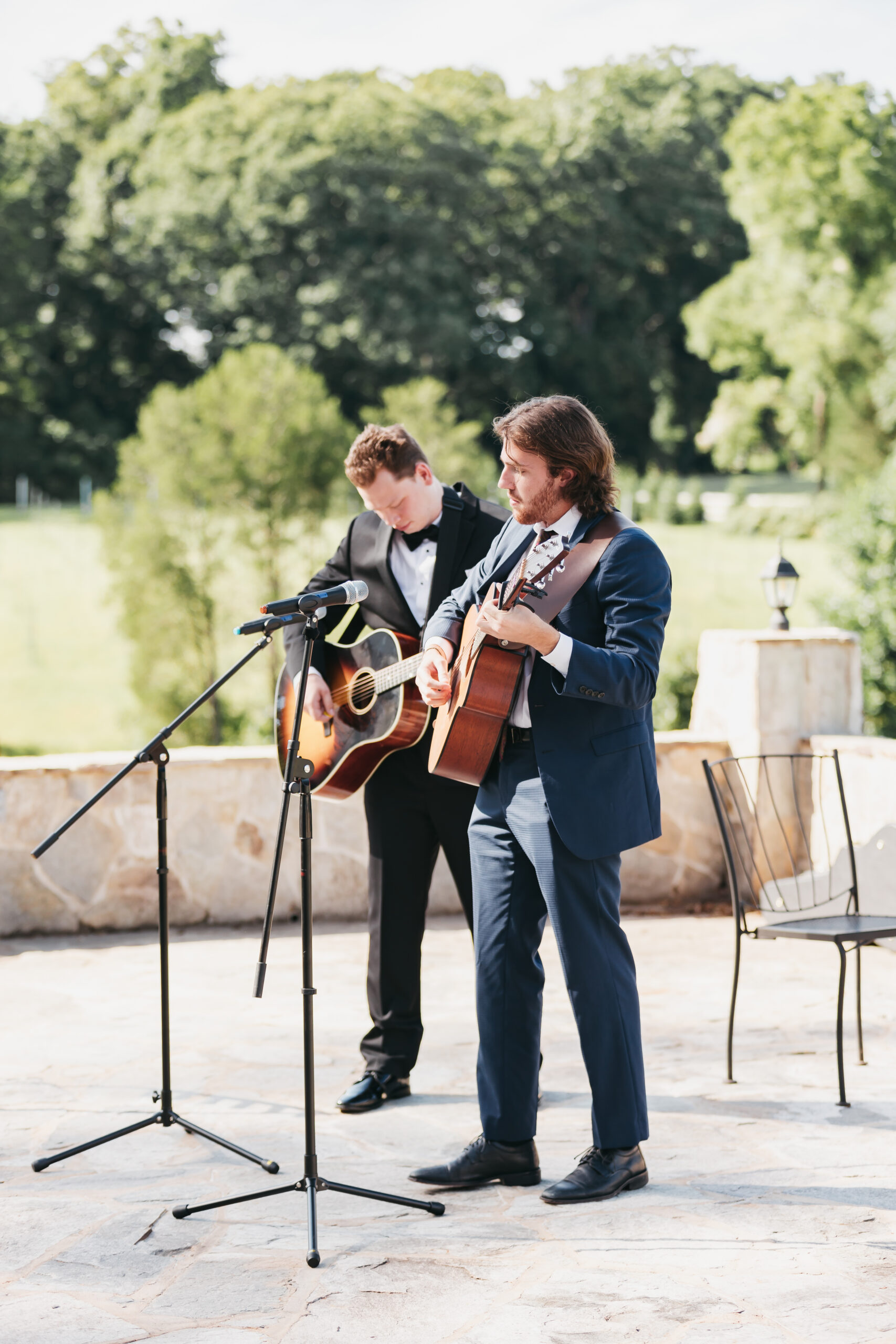 Wedding band serenading the crowd during the ceremony, shot by Virginia wedding photographer Rachel Yearick